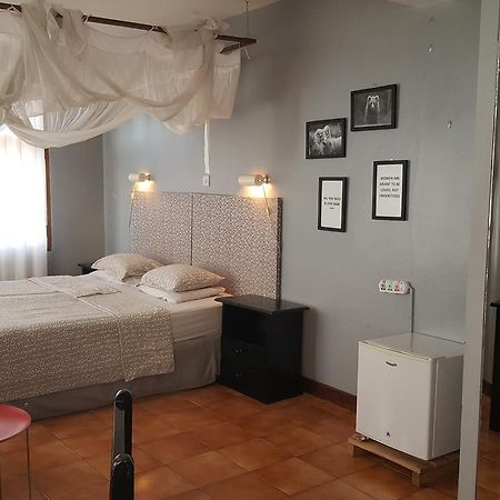 Q-Bar & Guesthouse 다르에스살람 외부 사진