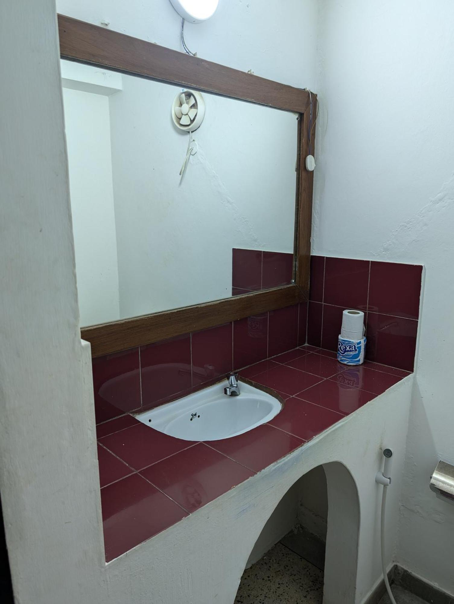 Q-Bar & Guesthouse 다르에스살람 외부 사진
