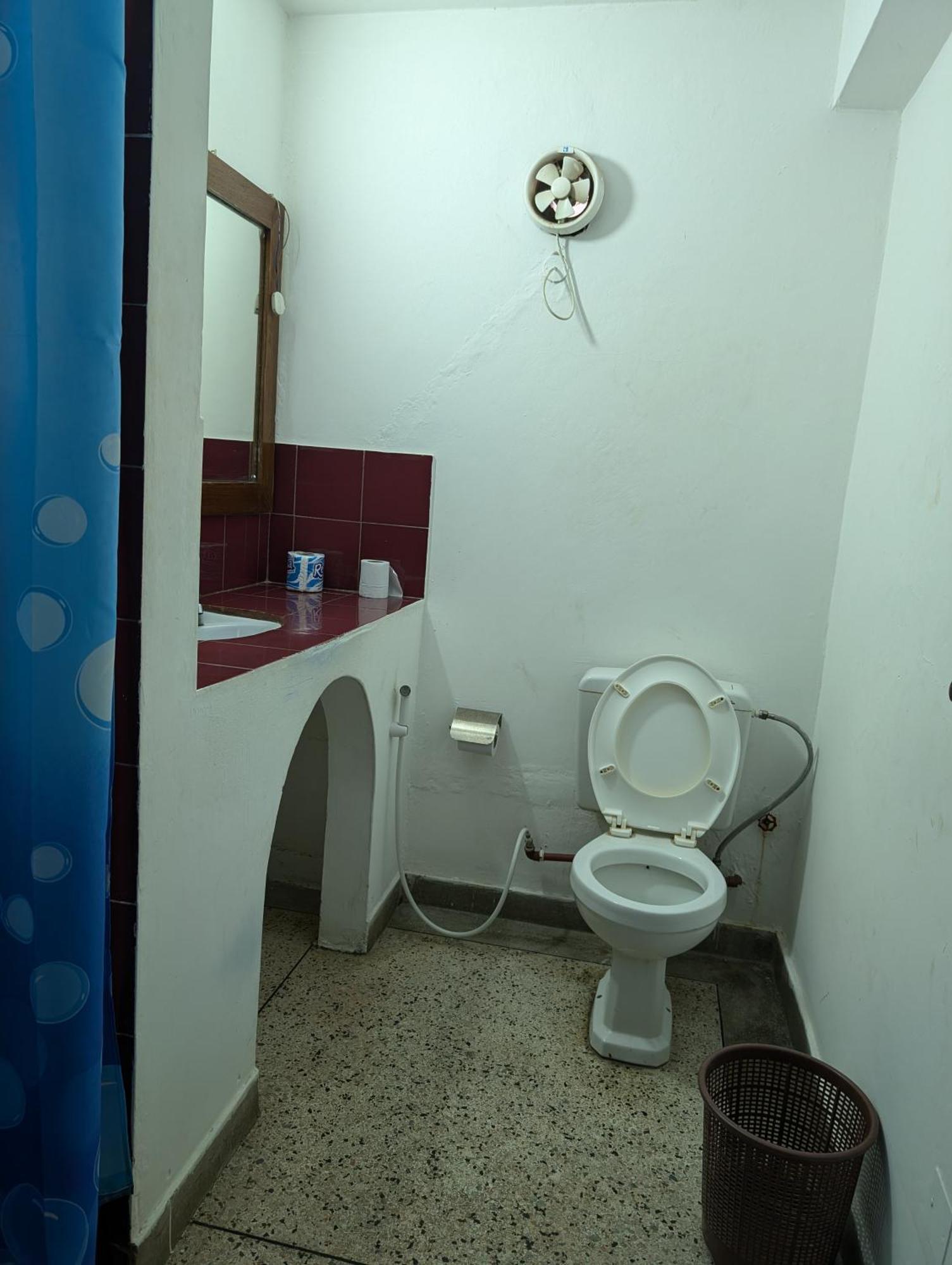 Q-Bar & Guesthouse 다르에스살람 외부 사진