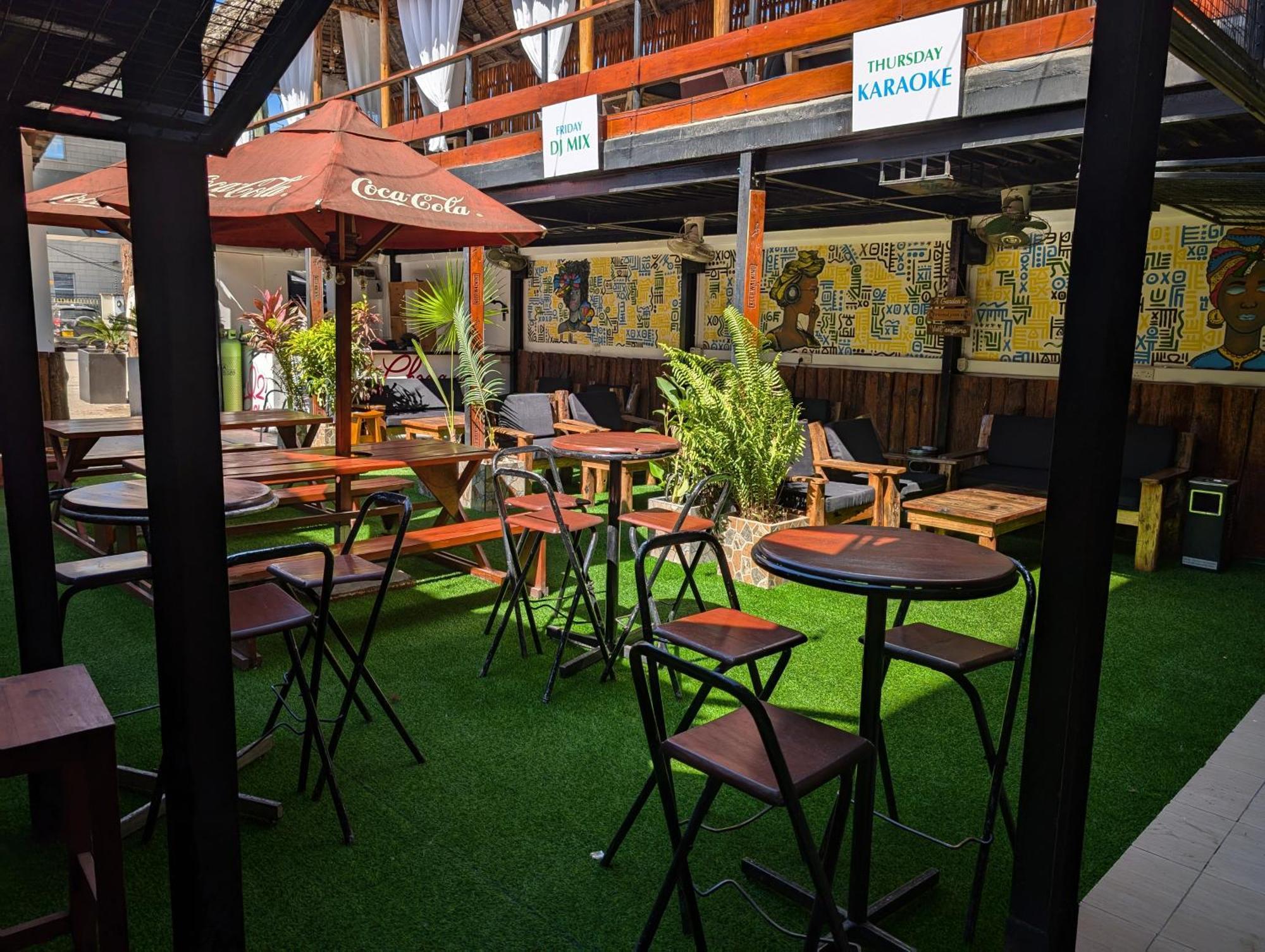 Q-Bar & Guesthouse 다르에스살람 외부 사진
