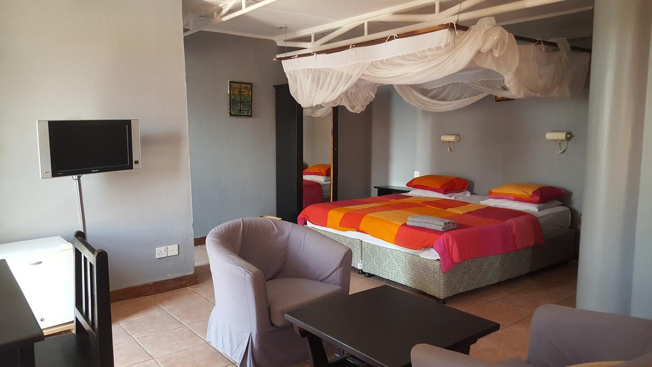 Q-Bar & Guesthouse 다르에스살람 외부 사진