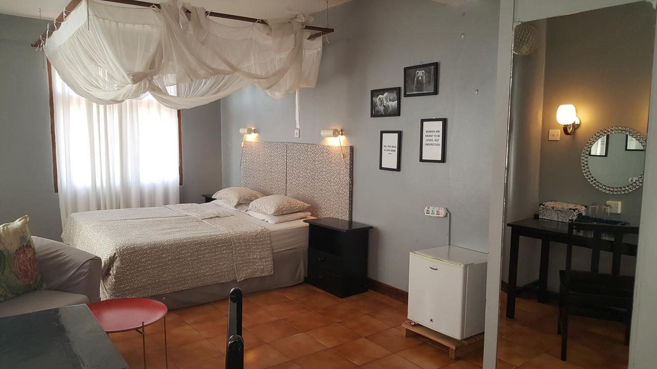 Q-Bar & Guesthouse 다르에스살람 외부 사진